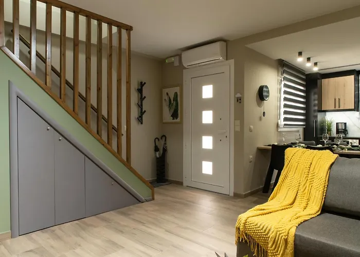 Stylishly Decorated House - Free Private Parking!