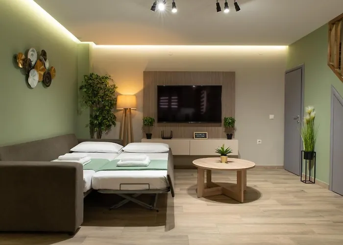 Stylishly Decorated House - Free Private Parking!