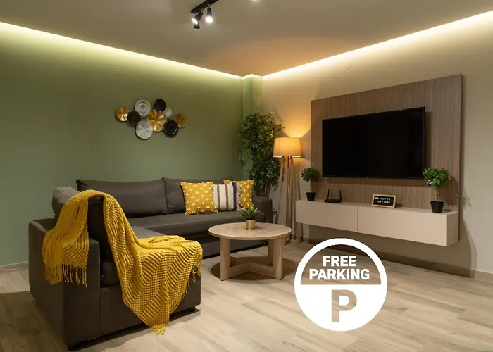 Stylishly Decorated House - Free Private Parking!