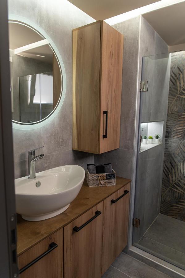 Stylishly Decorated House - Free Private Parking! Apartment *