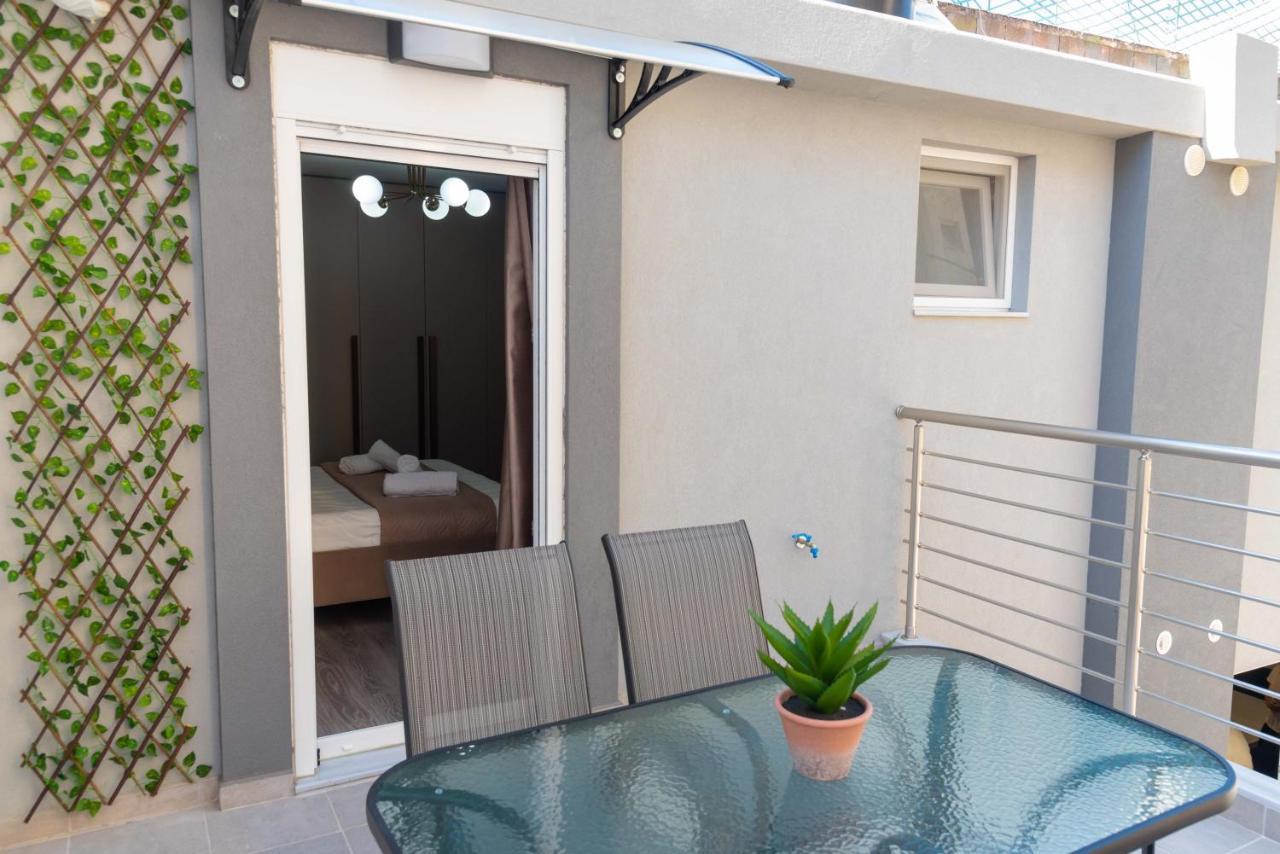 Stylishly Decorated House - Free Private Parking! Apartment