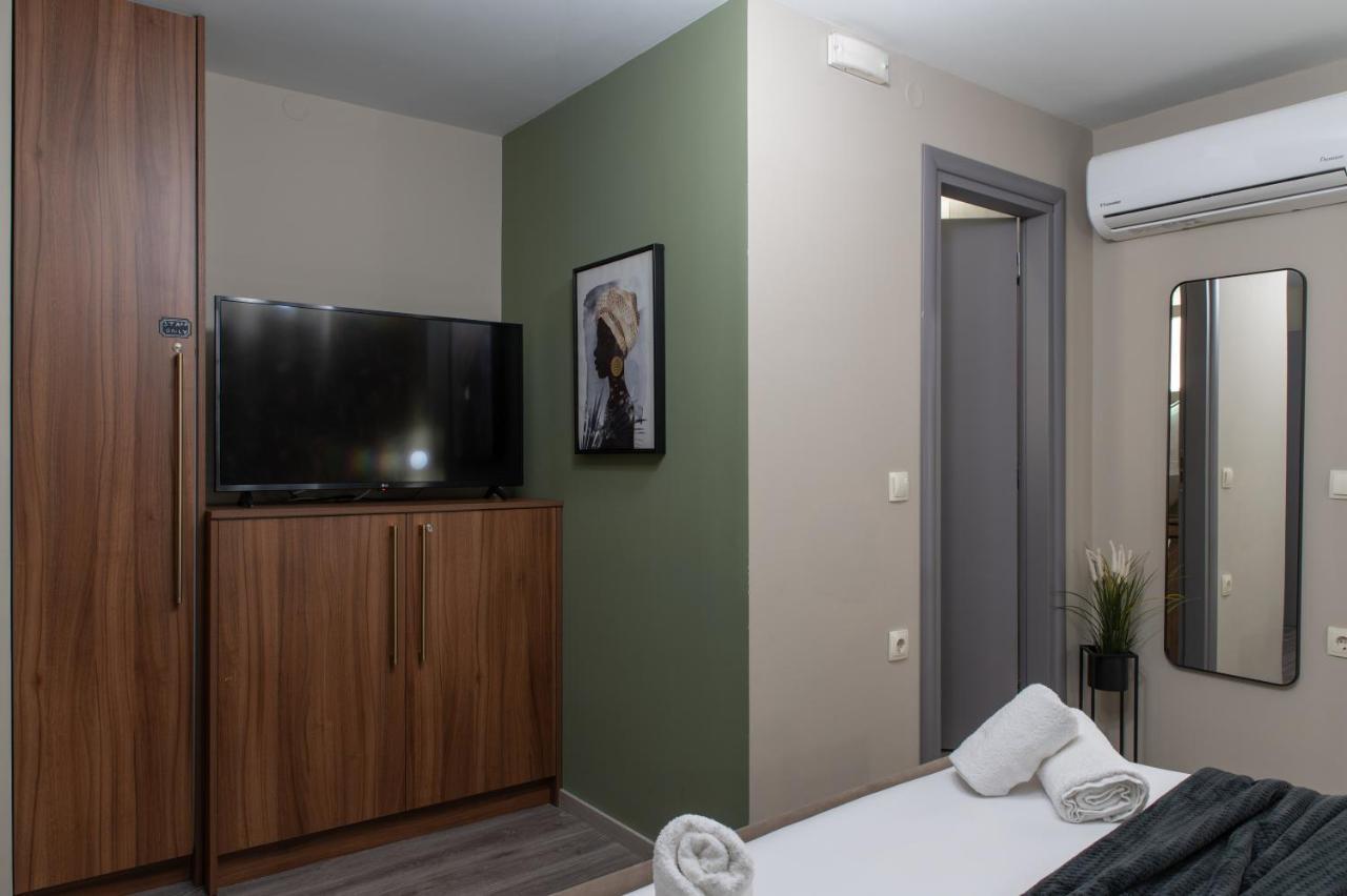 Stylishly Decorated House - Free Private Parking! *