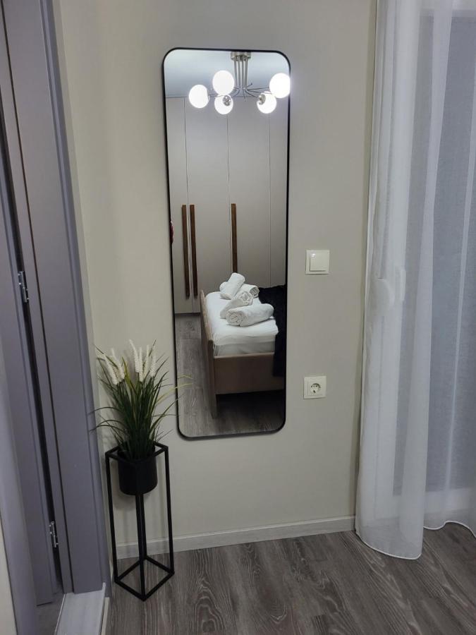 Stylishly Decorated House - Free Private Parking! *