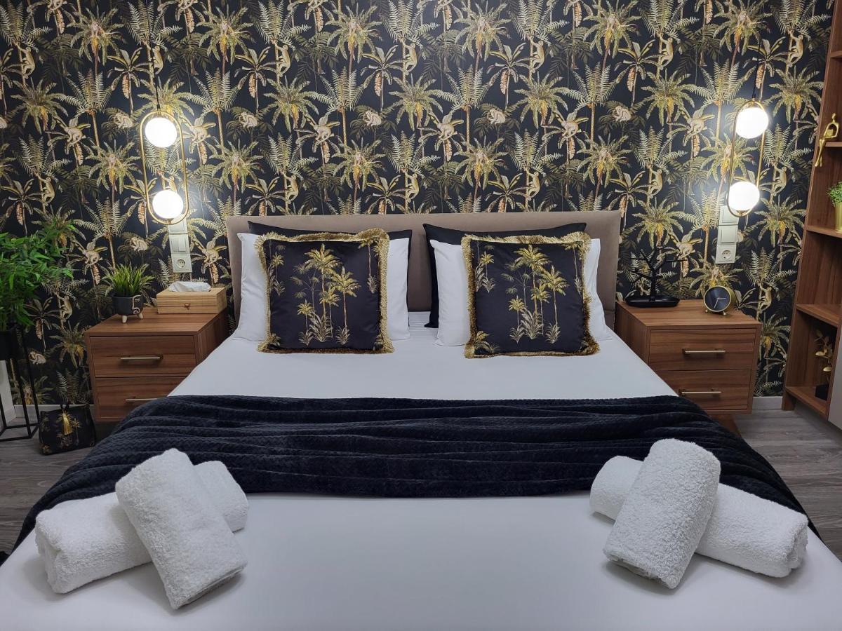 Stylishly Decorated House - Free Private Parking! Apartment *