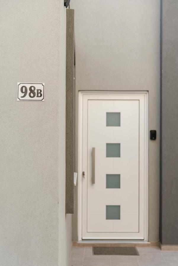 Stylishly Decorated House - Free Private Parking! Apartment Iraklio