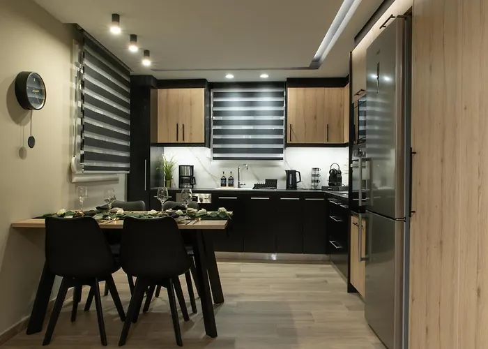 Stylishly Decorated House - Free Private Parking!