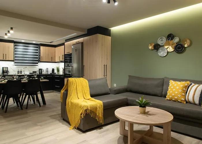 Stylishly Decorated House - Free Private Parking!
